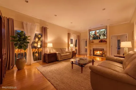 2768 The Mews Northbrook IL 60062