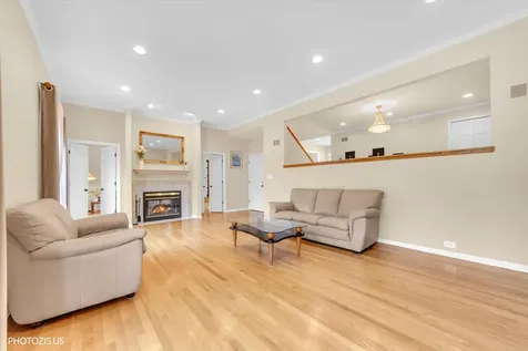 2768 The Mews Northbrook IL 60062