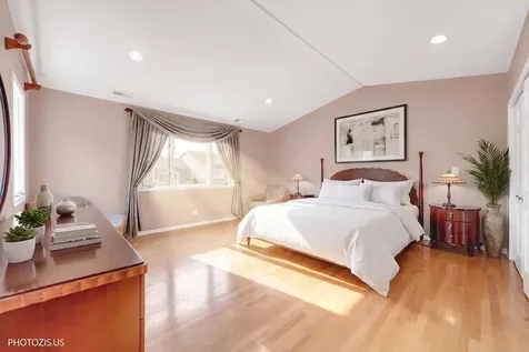 2768 The Mews Northbrook IL 60062