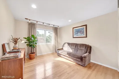 2768 The Mews Northbrook IL 60062
