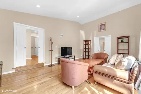 2768 The Mews Northbrook IL 60062