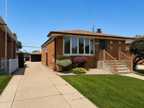 12852 South Manistee Avenue Chicago IL 60633