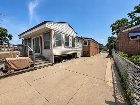 12852 South Manistee Avenue Chicago IL 60633