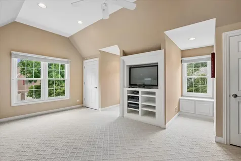 667 Waterbury Avenue Gurnee IL 60031