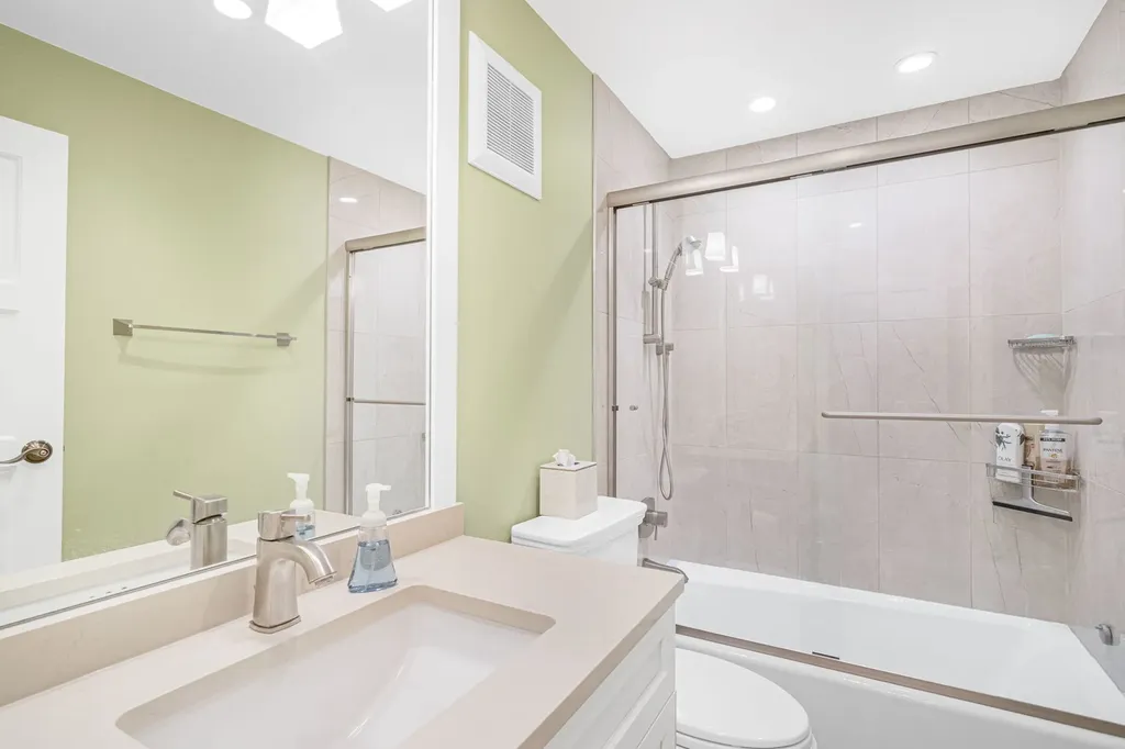 5 Oak Brook Club Drive Oak Brook IL 60523