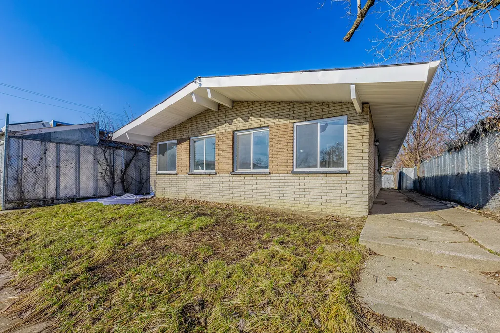 15334 Hoyne Avenue Harvey IL 60426