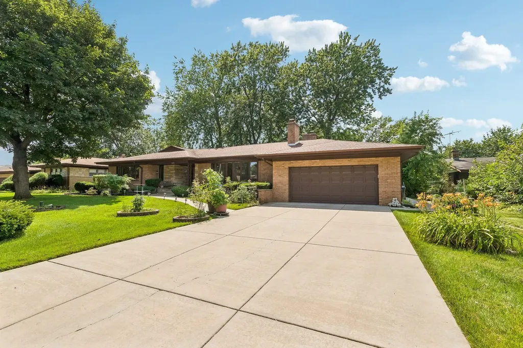 6444 North Kenton Avenue Lincolnwood IL 60712