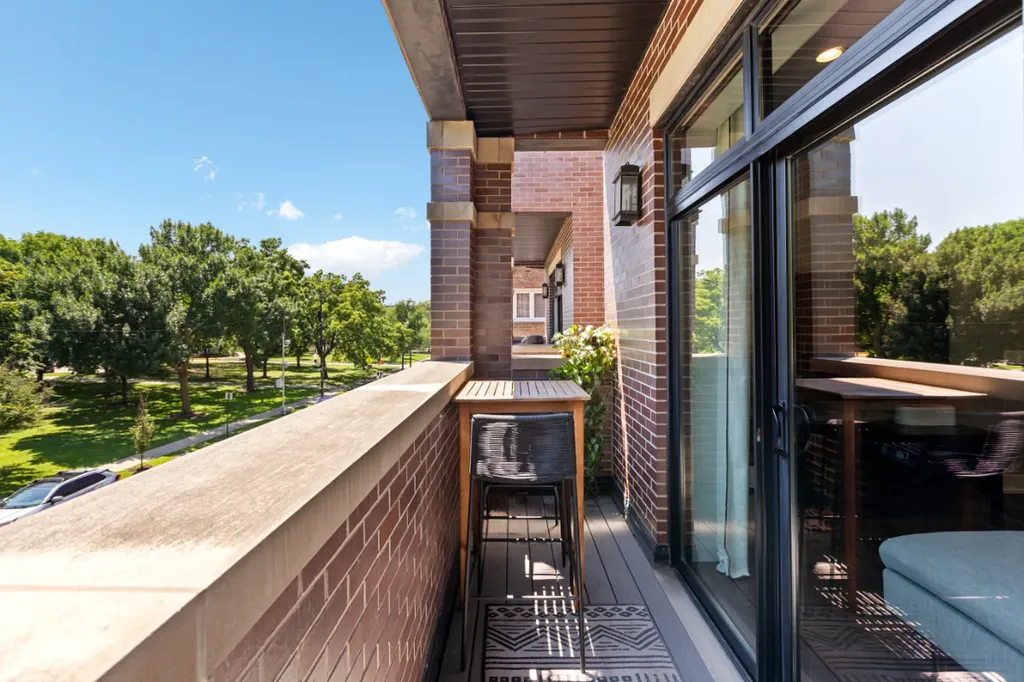 2712 West Montrose Avenue Chicago IL 60618