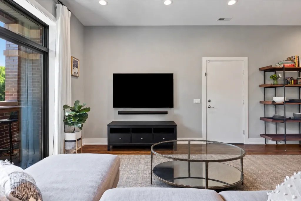 2712 West Montrose Avenue Chicago IL 60618