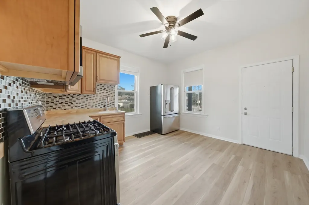 9232 South Essex Avenue Chicago IL 60617