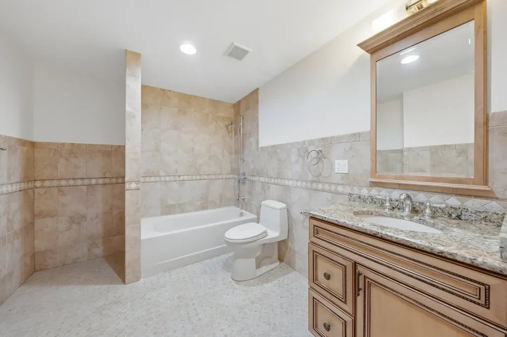 9232 South Essex Avenue Chicago IL 60617