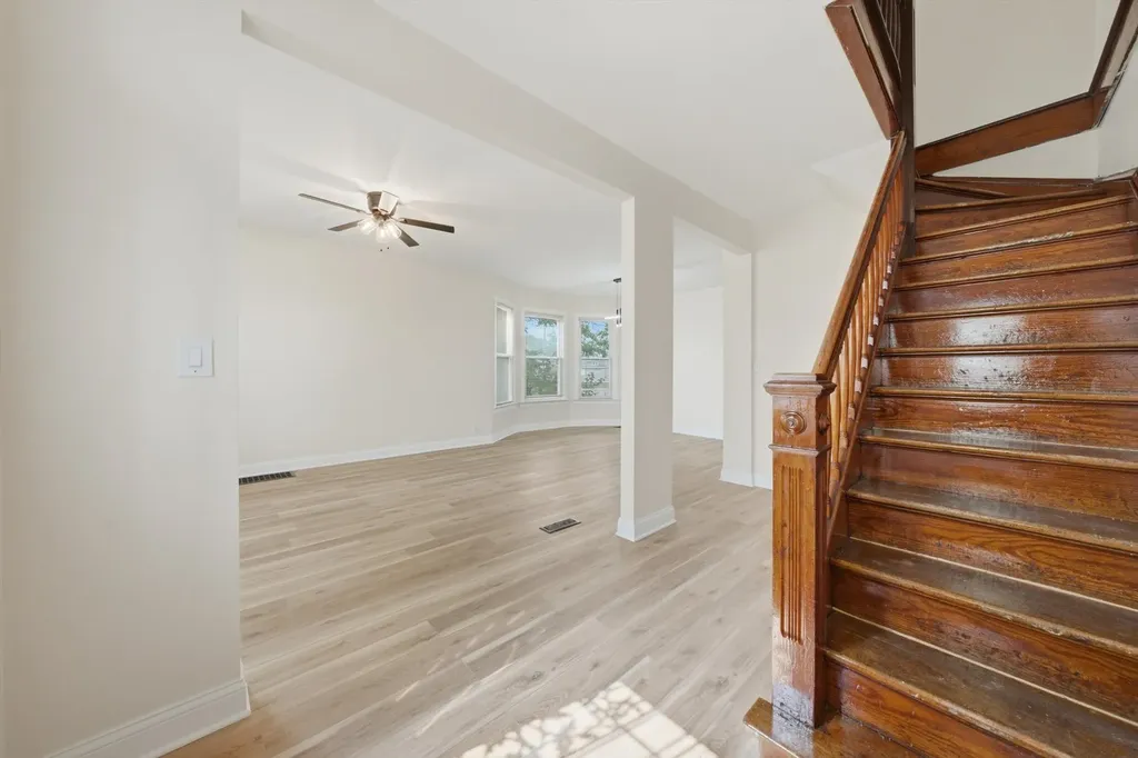 9232 South Essex Avenue Chicago IL 60617