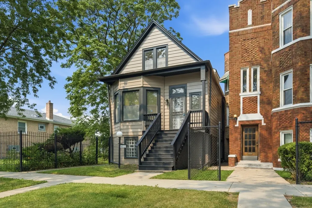 9232 South Essex Avenue Chicago IL 60617
