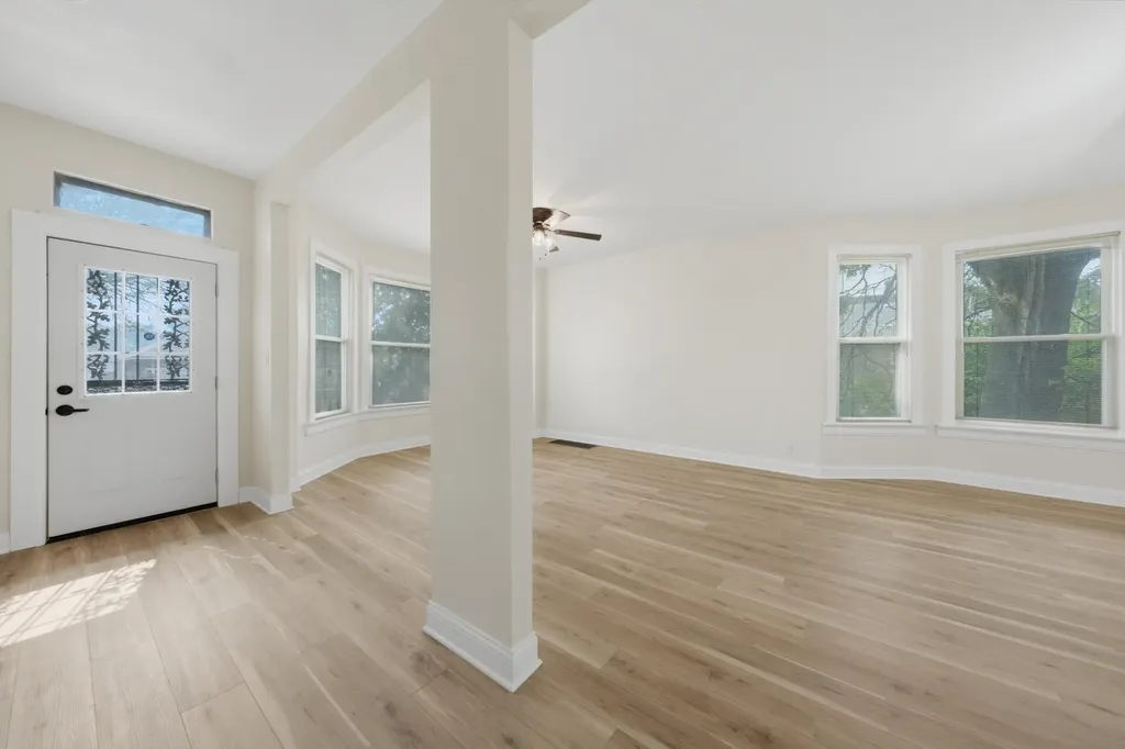 9232 South Essex Avenue Chicago IL 60617