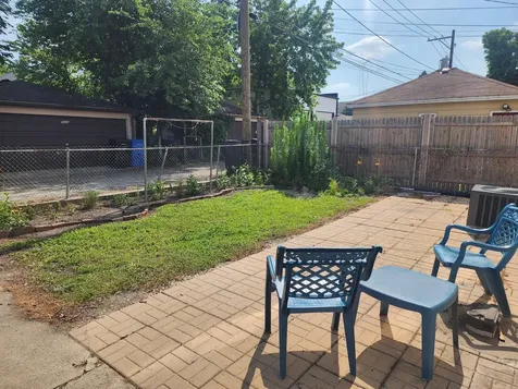 5025 West Berenice Avenue Chicago IL 60641