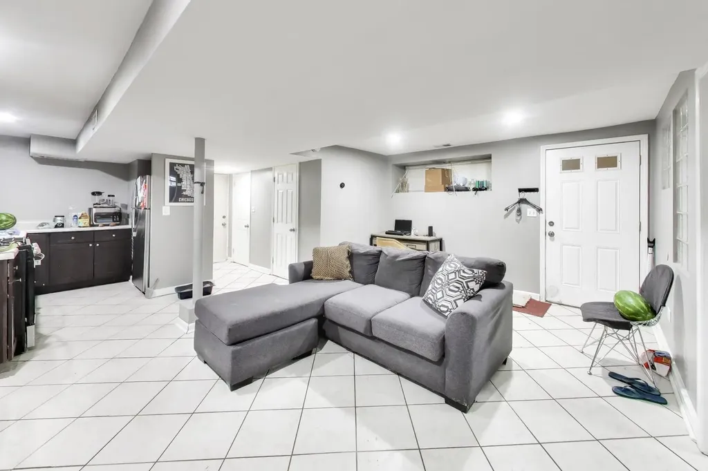 6524 South Eberhart Avenue Chicago IL 60637