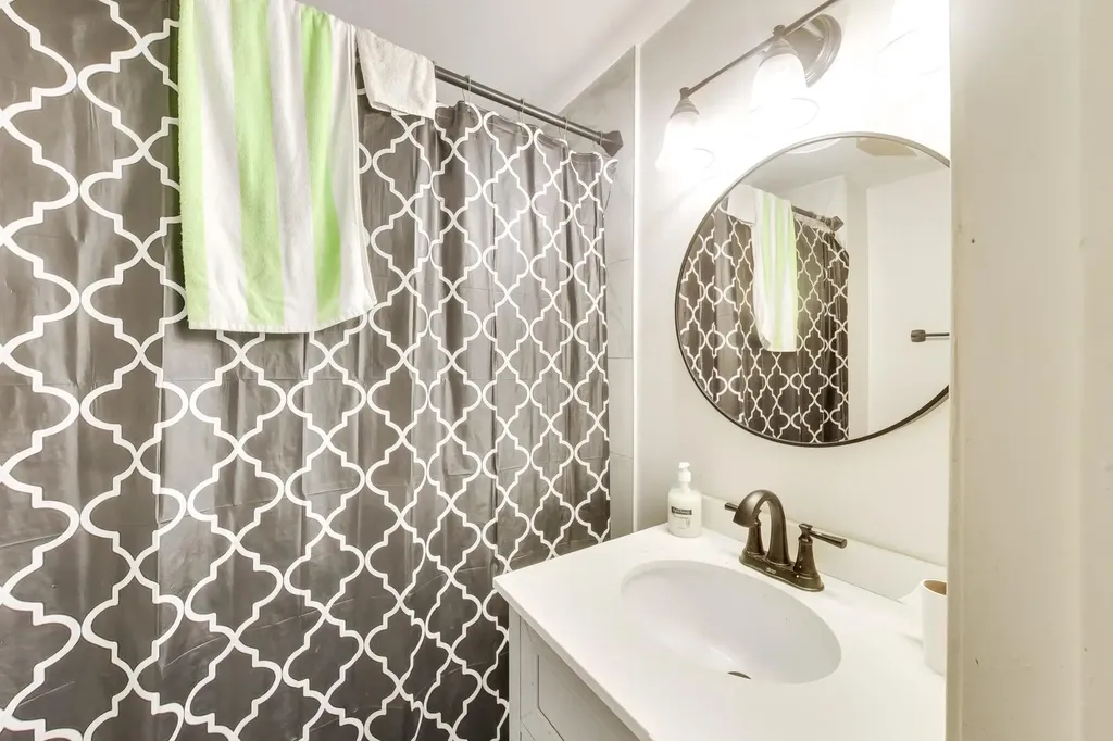 6524 South Eberhart Avenue Chicago IL 60637