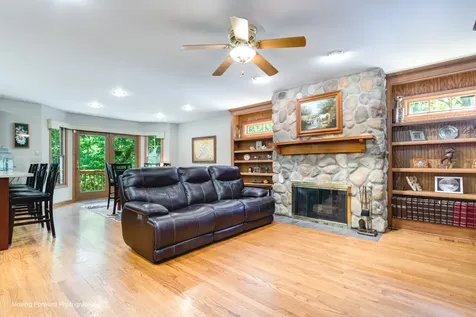 446 Roslyn Road East Dundee IL 60118