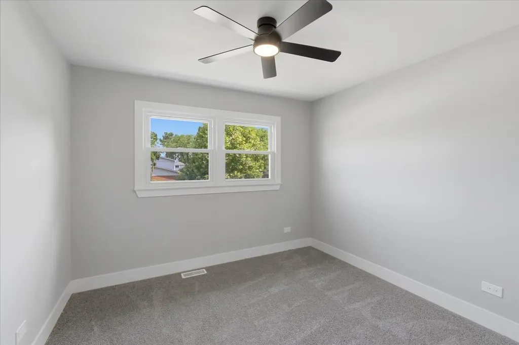 37 East Weathersfield Way Schaumburg IL 60193