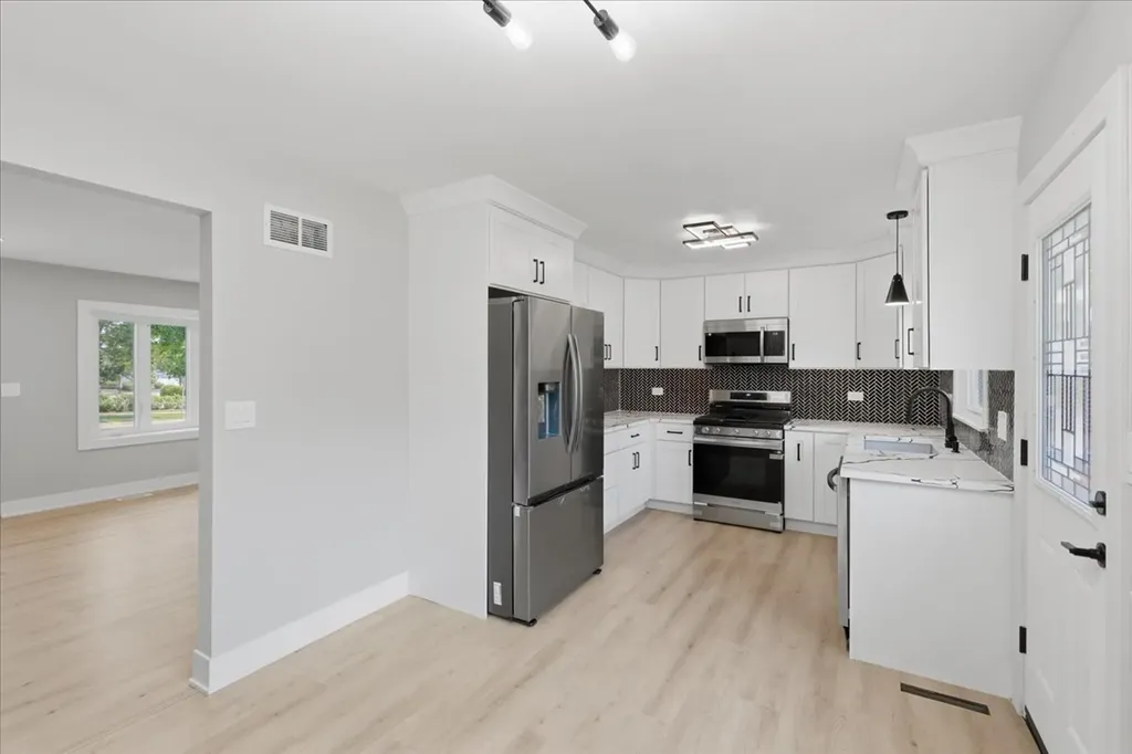 37 East Weathersfield Way Schaumburg IL 60193