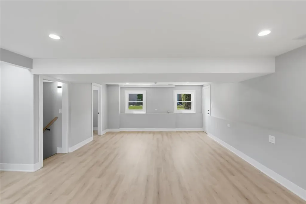 37 East Weathersfield Way Schaumburg IL 60193