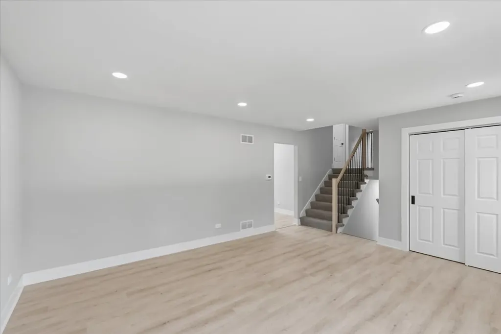 37 East Weathersfield Way Schaumburg IL 60193