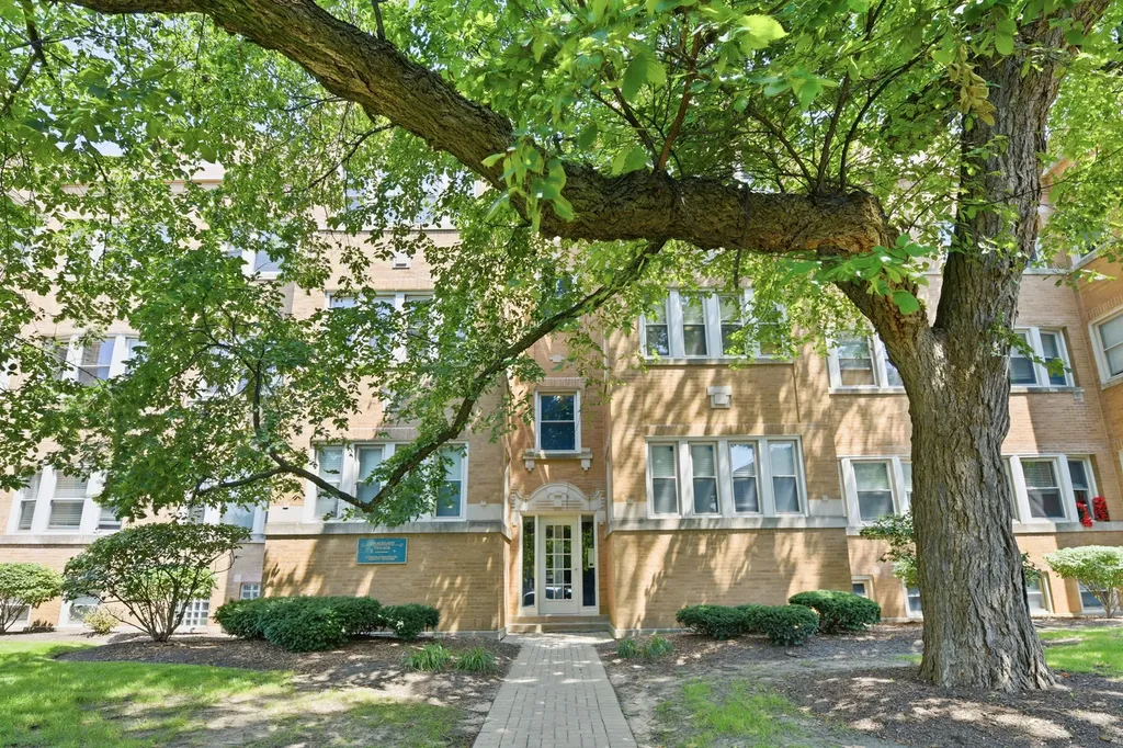 4051 North Southport Avenue Chicago IL 60613