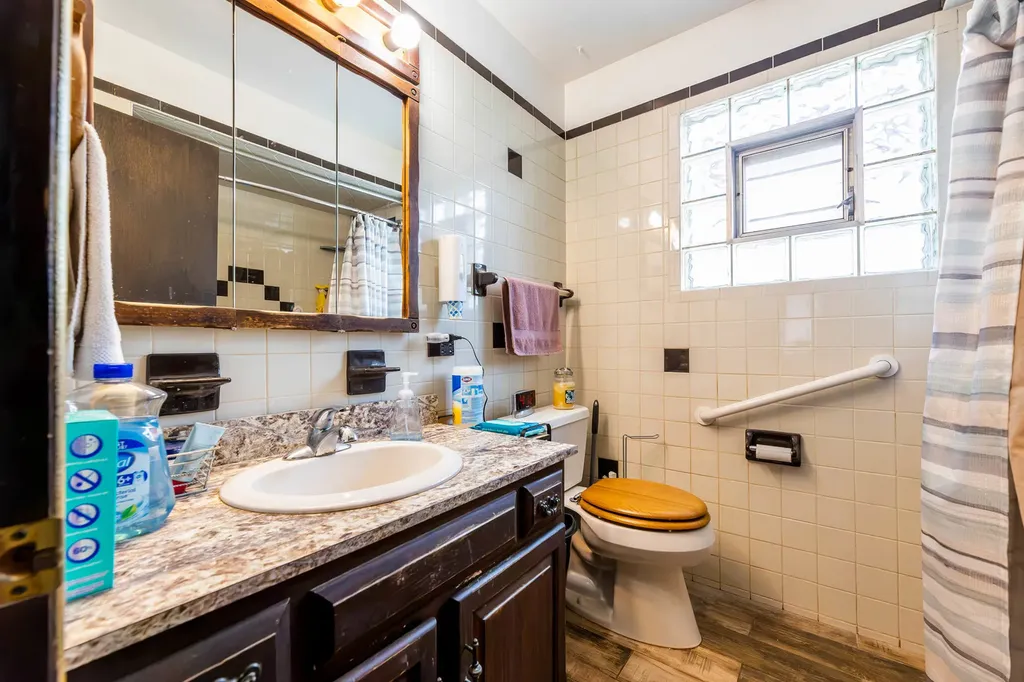 5728 South Parkside Avenue Chicago IL 60638