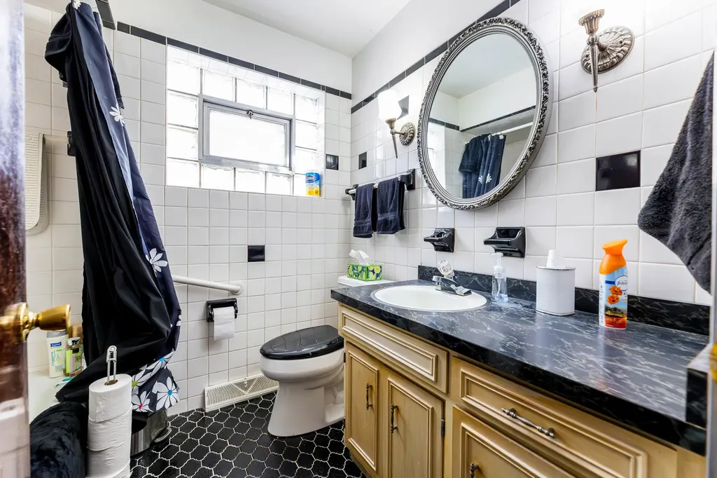 5728 South Parkside Avenue Chicago IL 60638