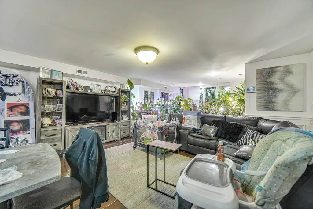 7020 South Paxton Avenue Chicago IL 60649