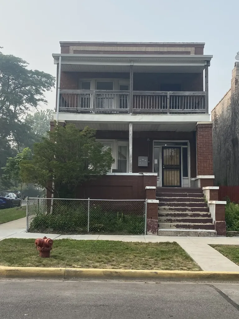 2704 East 77th Street Chicago IL 60649