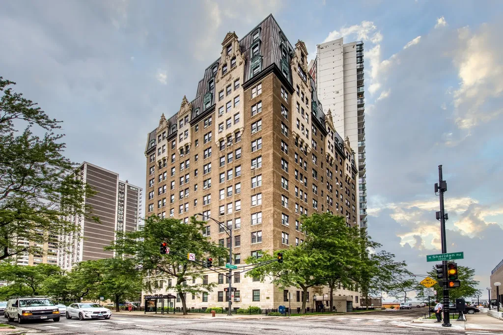 6101 North Sheridan Road Chicago IL 60660