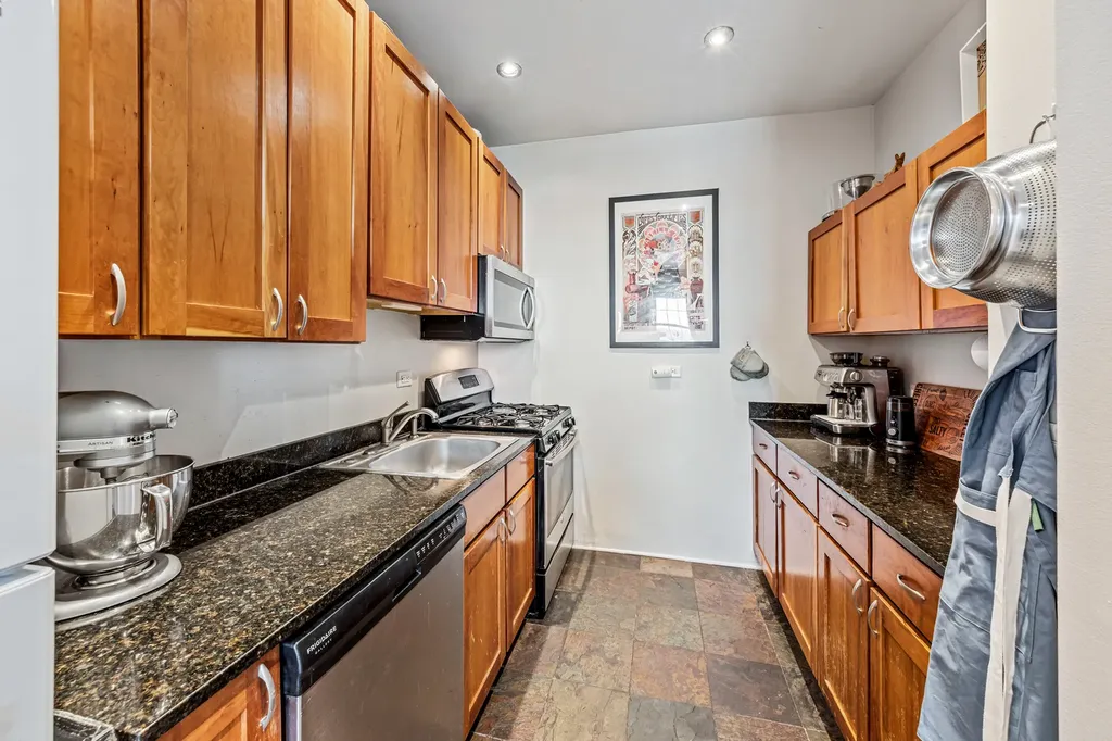 6101 North Sheridan Road Chicago IL 60660