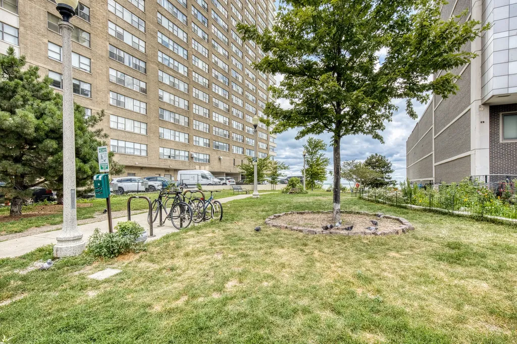 6101 North Sheridan Road Chicago IL 60660