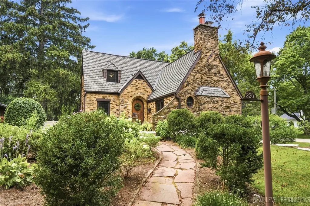 226 Grant Avenue Geneva IL 60134