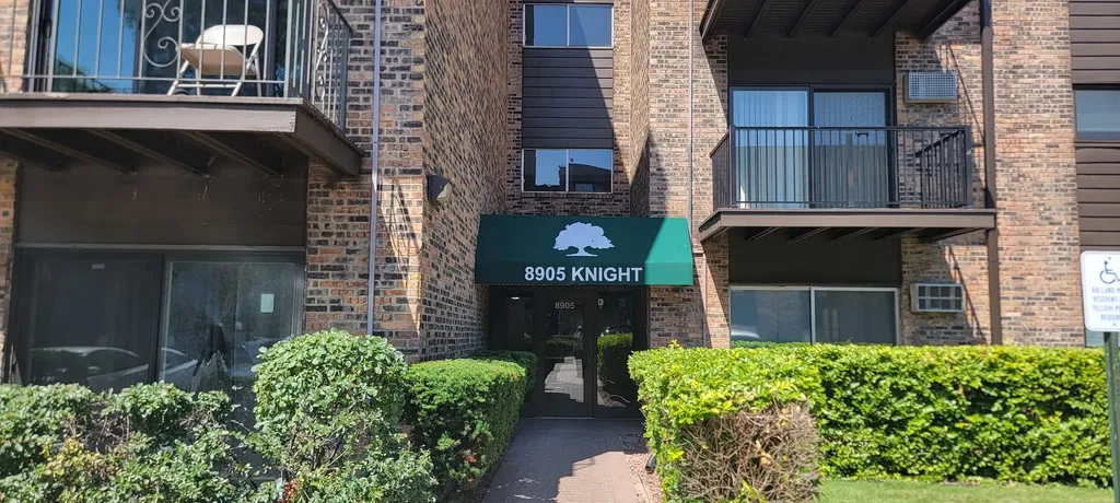 8905 Knight Avenue Des Plaines IL 60016