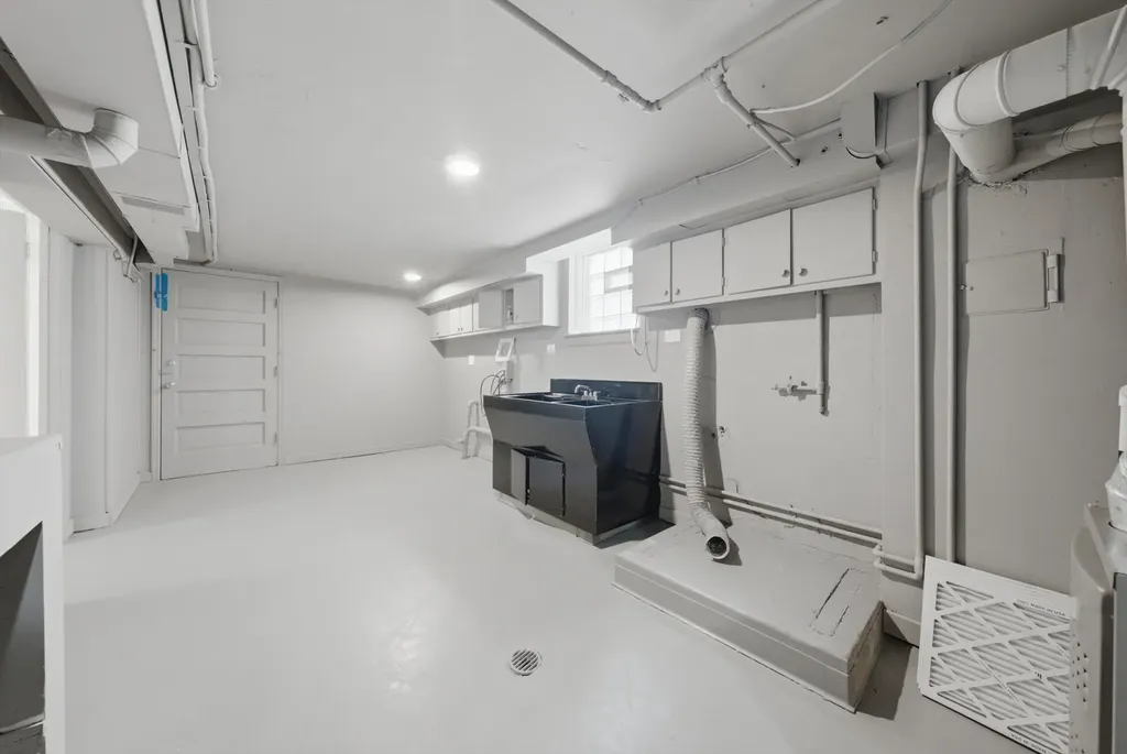 8004 South Richmond Street Chicago IL 60652