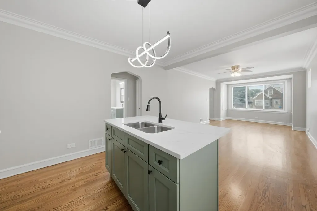 8004 South Richmond Street Chicago IL 60652