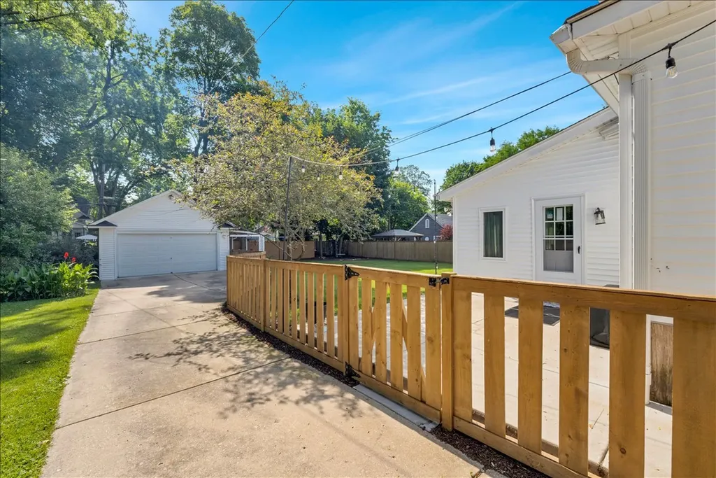 118 South Gladstone Avenue Aurora IL 60506