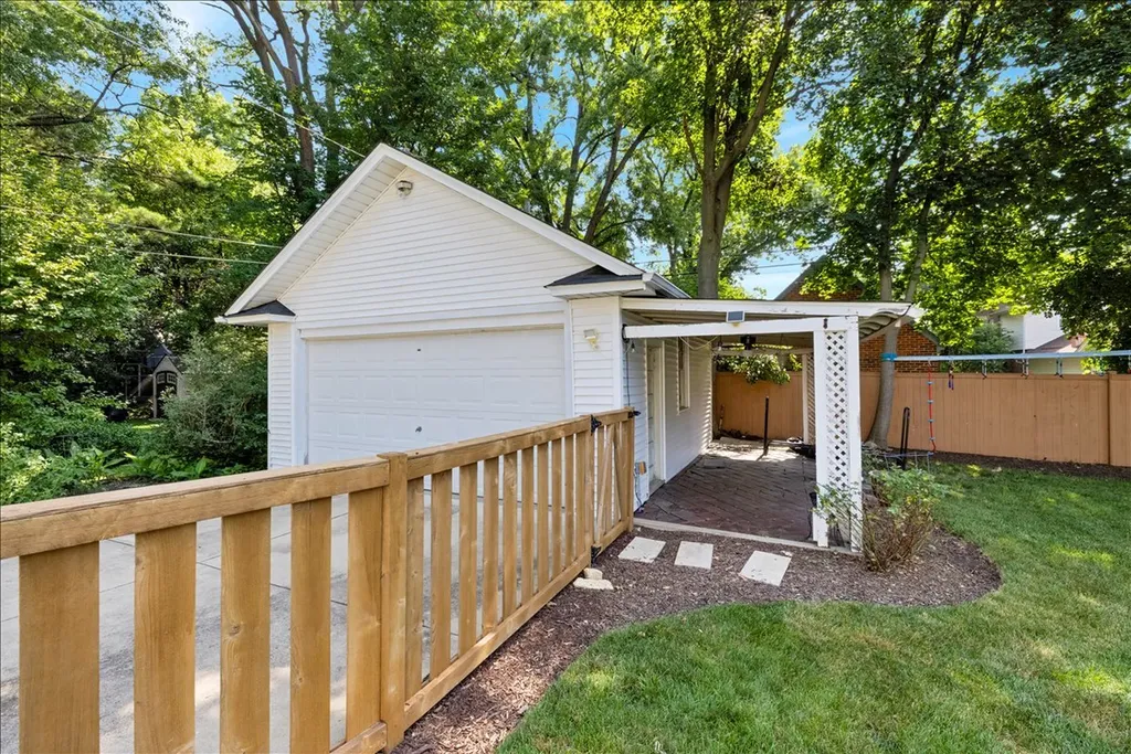 118 South Gladstone Avenue Aurora IL 60506