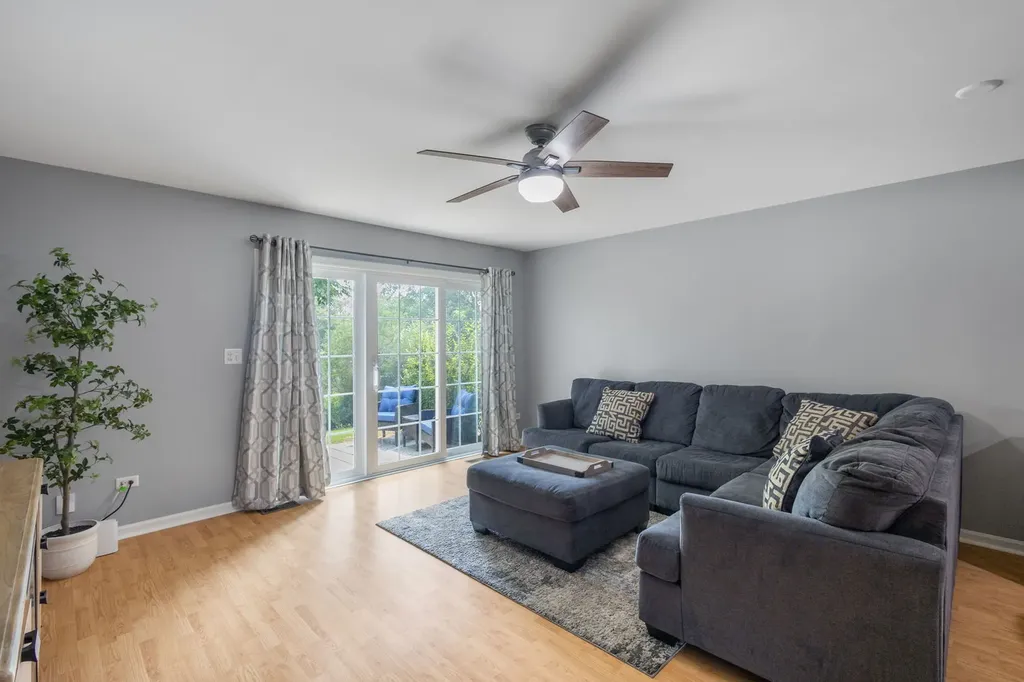 1827 Grove Avenue Schaumburg IL 60193