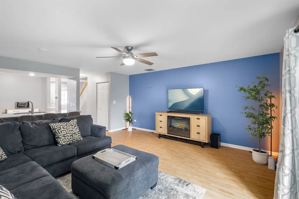 1827 Grove Avenue Schaumburg IL 60193