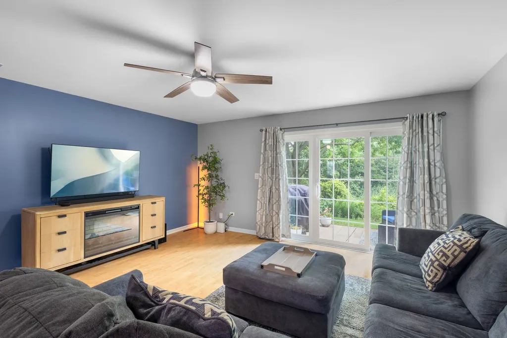1827 Grove Avenue Schaumburg IL 60193