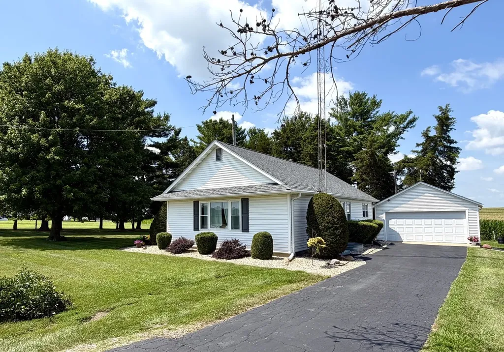 843 North 2401 Road Oglesby IL 61348