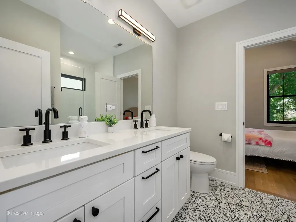 2251 West Berwyn Avenue Chicago IL 60625