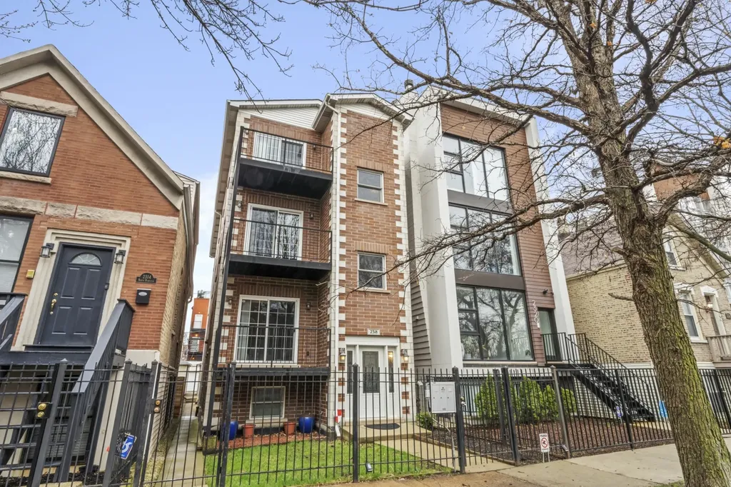 2318 North Hamilton Avenue Chicago IL 60647