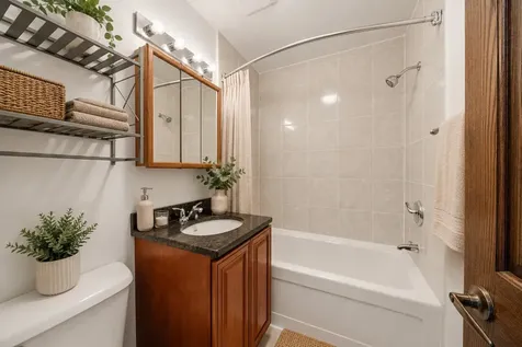 2318 North Hamilton Avenue Chicago IL 60647
