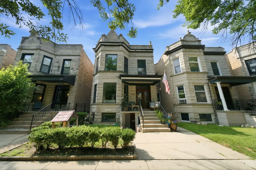 1225 West Newport Street Chicago IL 60657