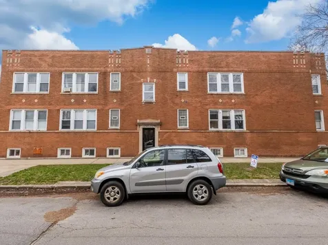 3825 West Roscoe Street Chicago IL 60618