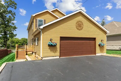 2019 North Woodlawn Park Avenue Mchenry IL 60051